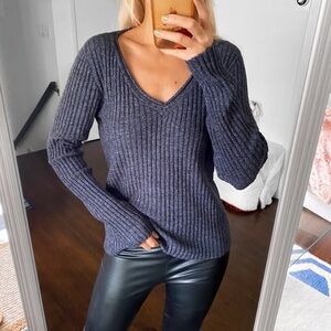 🌌 VERO MODA MIDNIGHT GREY RIBBED V-NECK SWEATER!